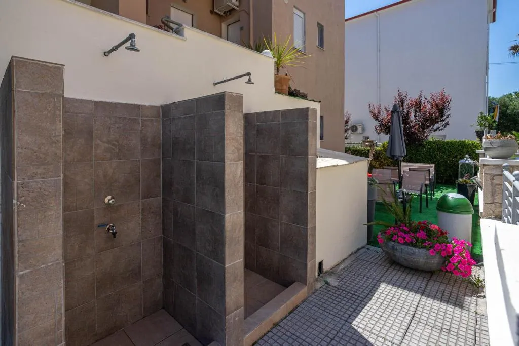 Tiara Holidays - Danae Comfort Living - tuš u dvorištu